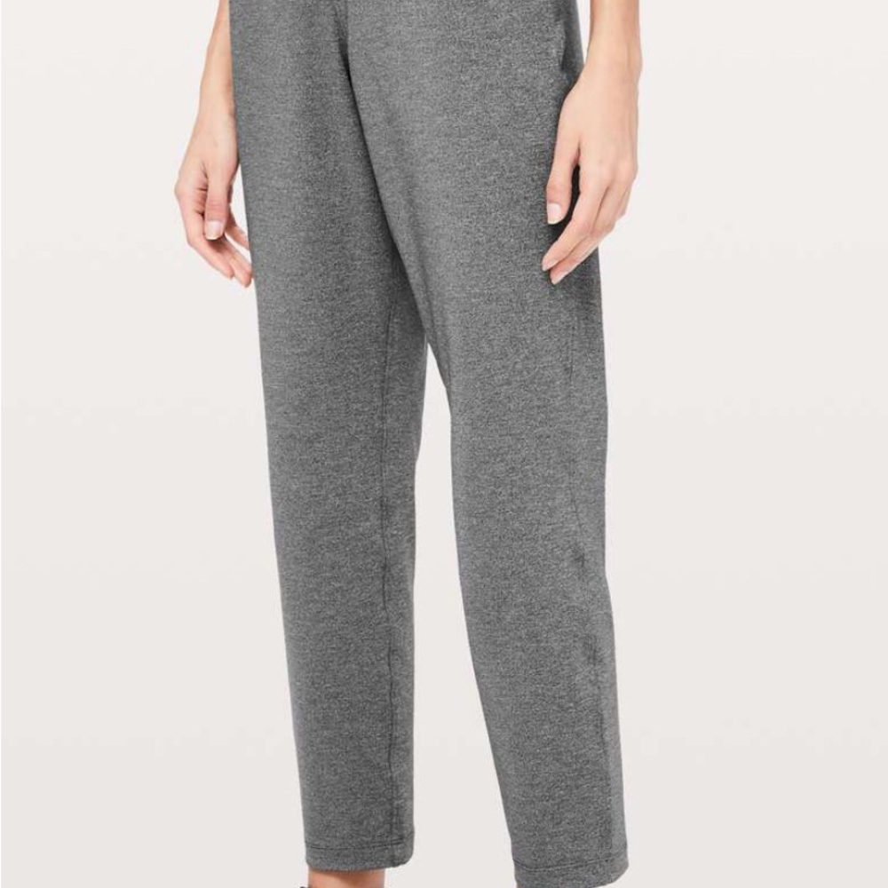 Lululemon On The Fly Pant *27"
Heathered Black Size 6 MSRP $98